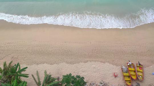 海南三亚三亚湾海滩的海浪