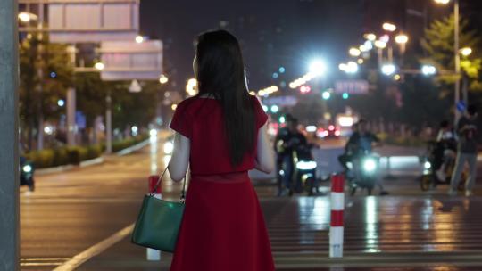 夜晚站在街边的女人孤独而伤感