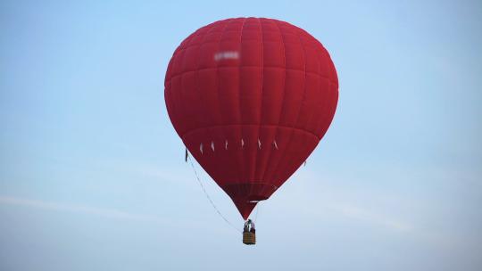 美丽的红色热气球在天空中飞翔，自由