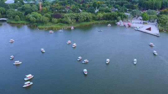 郑州绿博园-湖中划船视频素材模板下载
