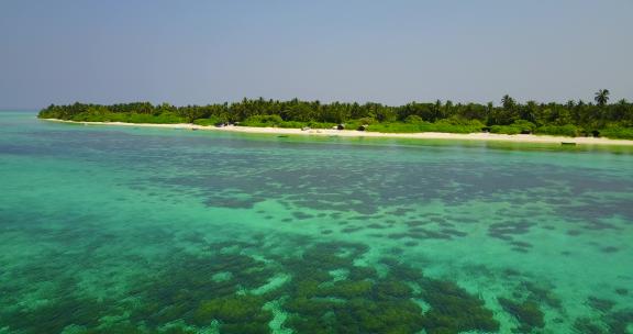 白天无人机旅行拍摄白色天堂海滩和蓝色海洋背景