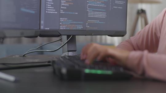 女程序员在台式电脑上打字创建软件工程师开发应用程序