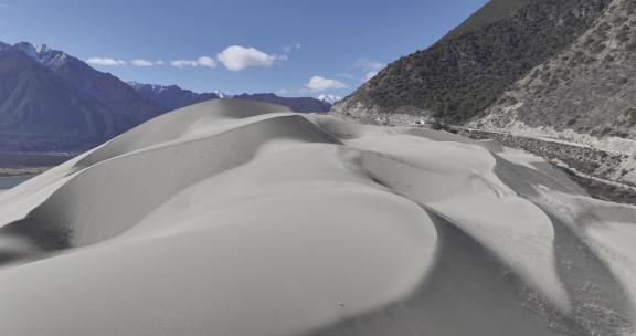 西藏派墨公路雪山车辆行驶航拍