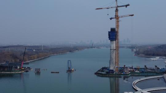 正在建设的施工现场，吊塔高桥航拍