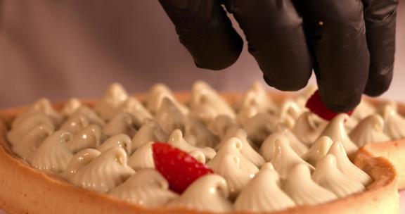 草莓放在蛋糕的奶油上面