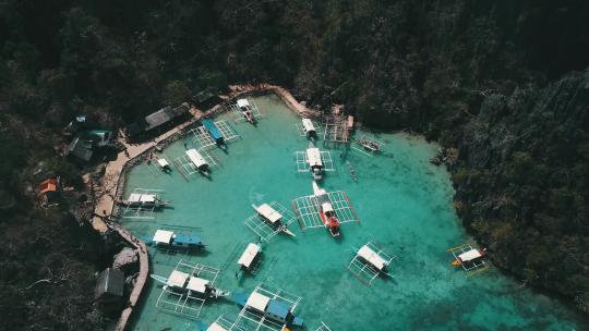 菲律宾一个小岛港口狭窄的班卡船