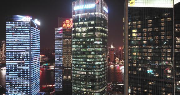 上海陆家嘴写字楼晚上开灯加班的办公室