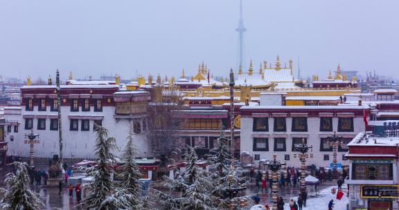 西藏拉萨大昭寺雪景八廓街人流全景4k延时