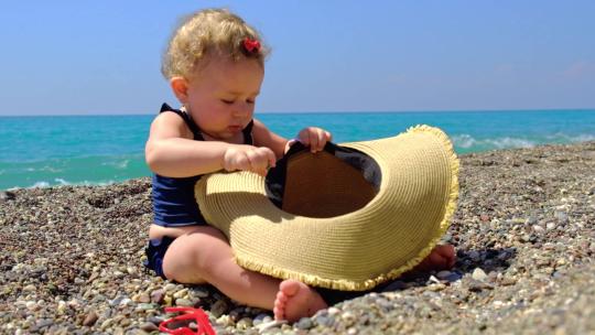 海滩上戴帽子的婴儿