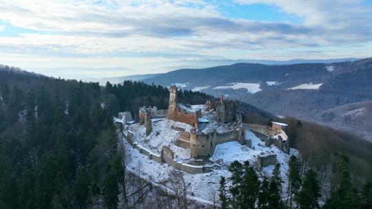斯洛伐克兹博罗夫村城堡鸟瞰图视频素材模板下载