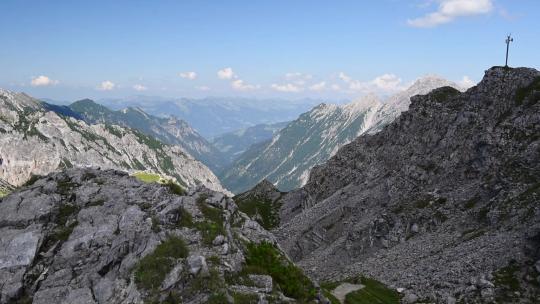 阿尔卑斯山的蓝天下