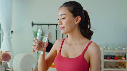 活跃运动女性喝水