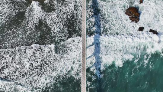 海上栈桥栈道公路和大海海浪俯瞰航拍视频素材模板下载
