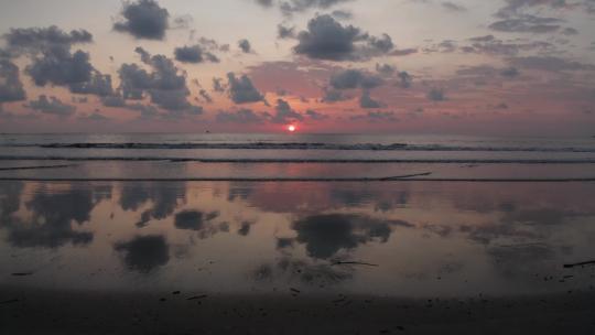 日落时的海岸和海浪