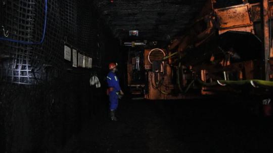 煤矿井下工人机械作业