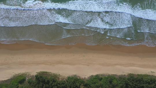 俯拍海浪沙滩大海航拍海滩唯美海边海水浪潮