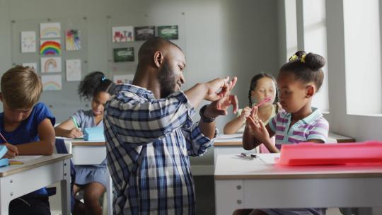 快乐的非裔美国老师学习非裔美国女孩如何在课堂上数数的视频