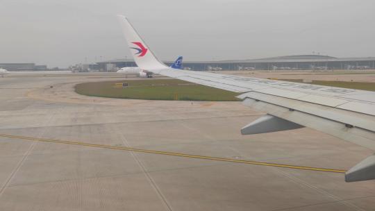 四川成都天府国际机场滑行的东方航空航班视频素材模板下载