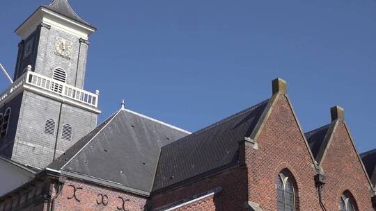 教堂塔和屋顶的低角度摄影