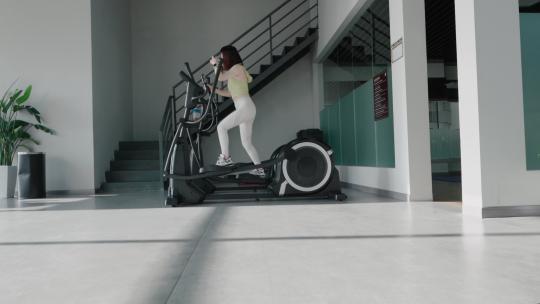 与健身房有关的运动设备以及健康生活方式