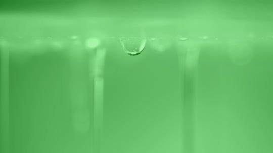 绿色透明精华液
