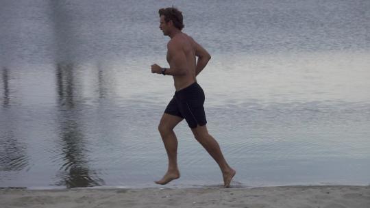 男人在湖边上慢跑