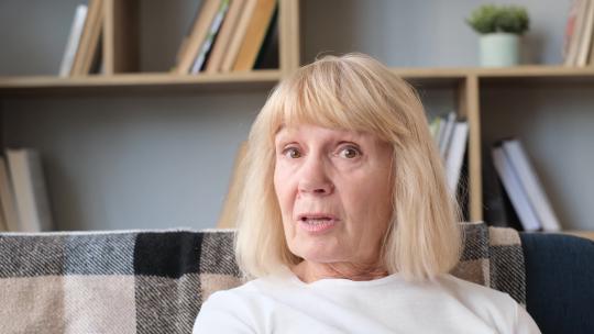 一名老年女性对镜头微笑