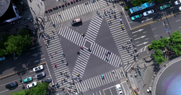 十字路口人流车流