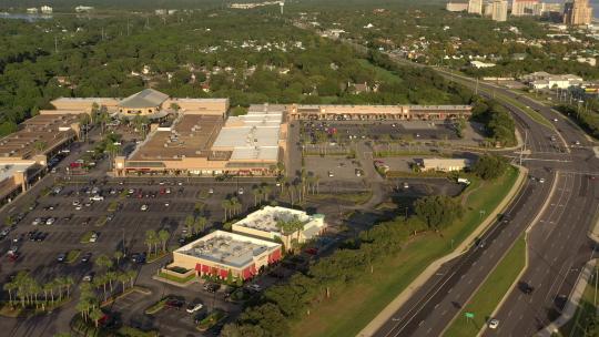 无人机视图从98号高速公路向左平移到佛罗里达州德斯廷的银沙直销购物中心。
