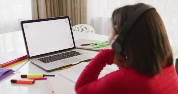 亚洲女孩在带复制空间的笔记本电脑上在线课程的视频