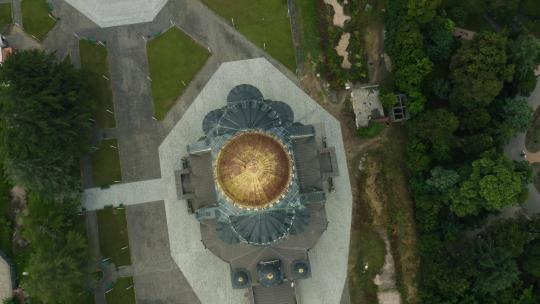 佐治亚州波季圣母玛利亚大教堂的自上而下视图——无人机拍摄视频素材模板下载