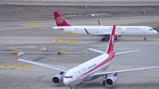 四川航空飞机在浦东机场跑道滑行视频素材模板下载