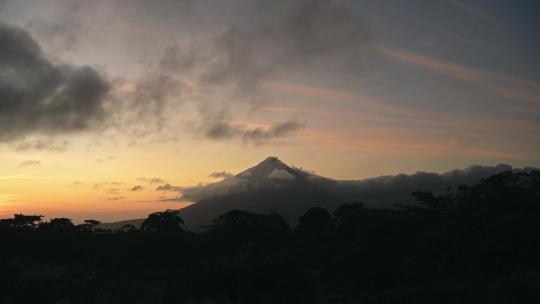 哥斯达黎加延时，阿雷纳火山景观的延时与美丽的雨林风光和D