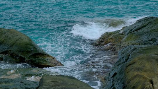 海浪拍打礁石岩石 波涛汹涌 海边浪花