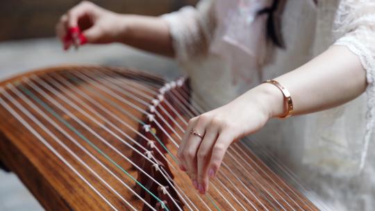 中国古代乐器，弹古筝的美女特写视频素材模板下载