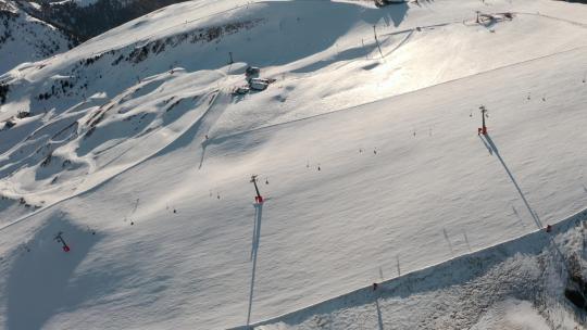 多莉向前俯冲无人驾驶飞机在高山滑雪坡上射击