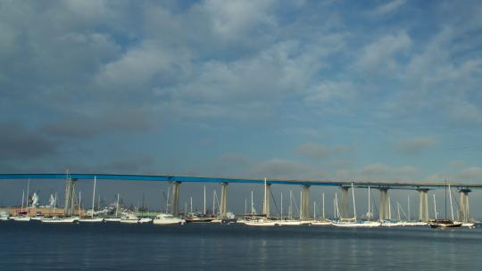 云和船只在科罗纳多桥周围移动的平移时间流逝