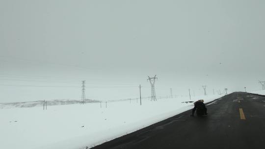 西藏旅游317国道车窗外白雪皑皑