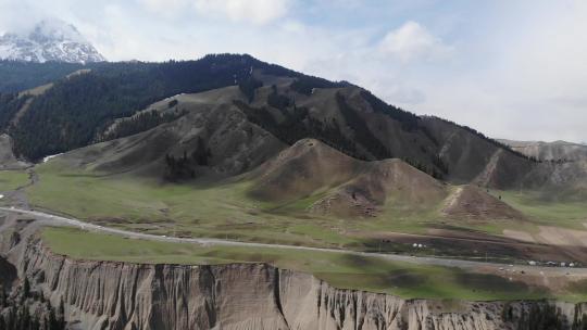 航拍新疆沙湾鹿角湾 雪山森林峡谷与蒙古包