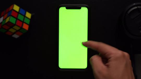 男性在iphone的绿屏上滑动