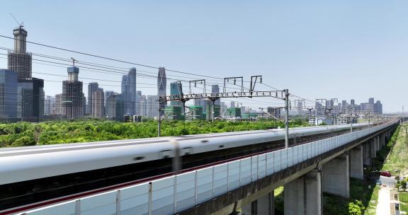 中国和谐号复兴号高铁动车经过城市