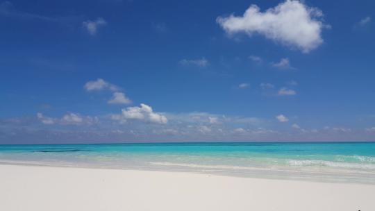 热带头顶抽象拍摄的白沙天堂海滩和水蓝色的水背景在4K视频素材模板下载