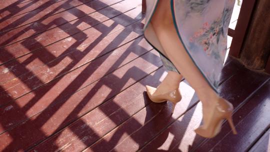 旗袍美女走路脚步视频素材模板下载