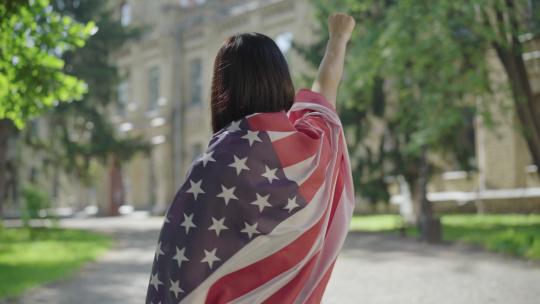 身披美国国旗的女人视频素材模板下载