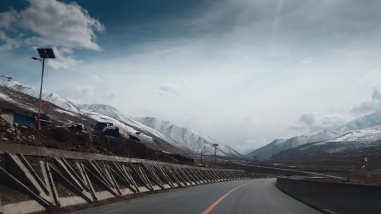 西藏旅游风光车窗外雪山戈壁318国道