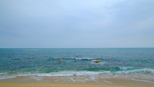 波涛汹涌 海浪拍打沙滩 海边浪花