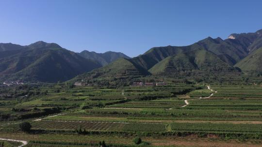 秦岭下绿色山峰村庄