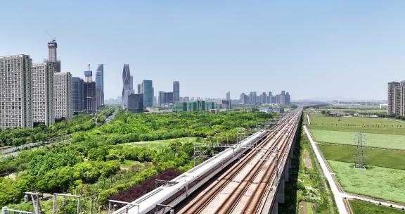 中国和谐号复兴号高铁动车经过城市