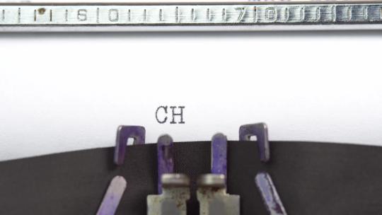 老式打字机在纸上打印短语