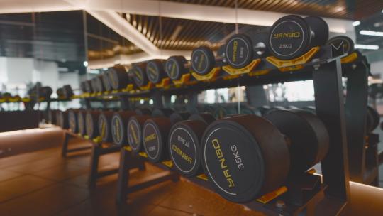 与健身房有关的运动设备以及健康生活方式